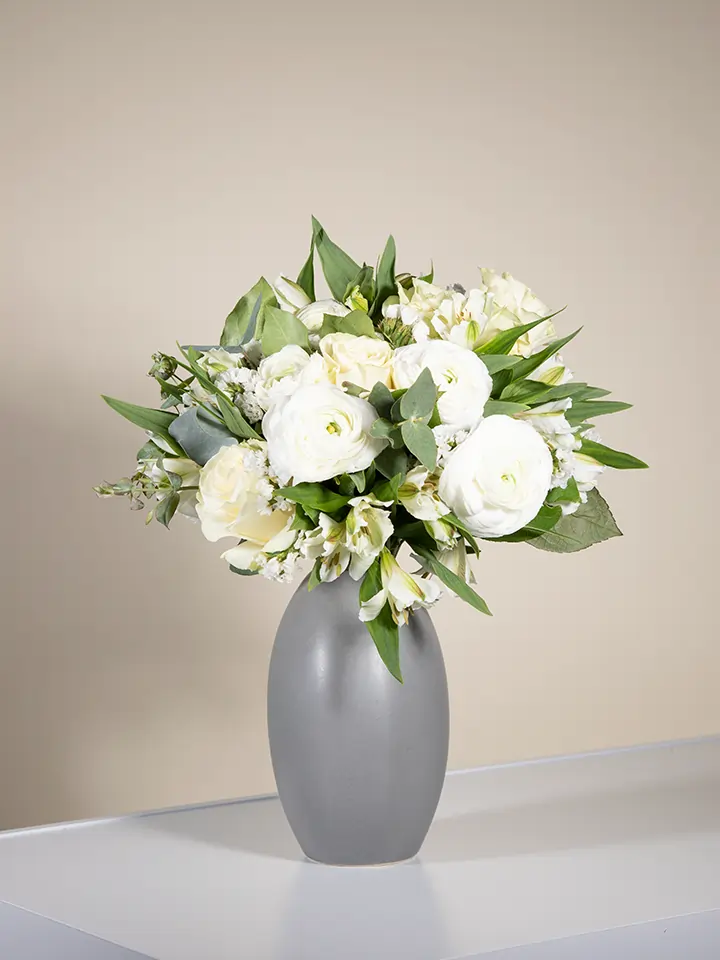 Bouquet di fiori bianchi con rose ranuncoli freesie in vaso